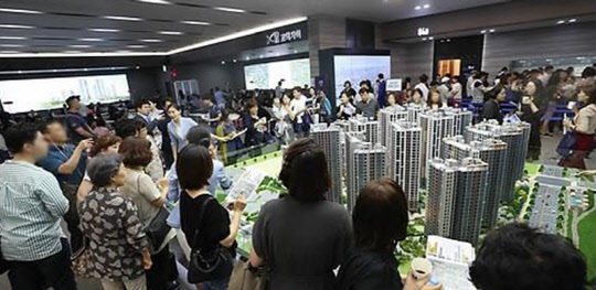 부동산전문가들은 대출이 강화되고 청약 시장 문턱이 높아진 1주택자의 경우 새로운 청약 제도가 시행되기 전인 10월 청약 시장을 적극 공략해야 한다고 조언했다. 사진은 견본주택 전경<연합뉴스>